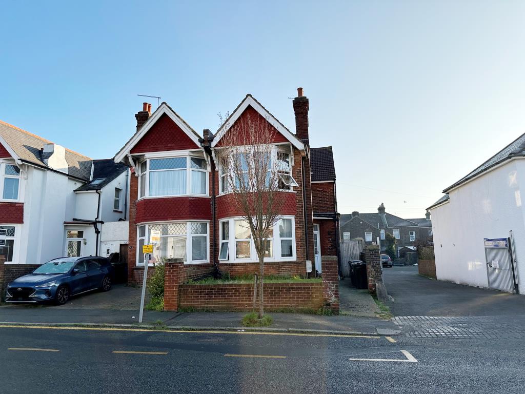 Lot: 91 - SIX-BEDROOM SEMI-DETACHED HOUSE CURRENTLY ARRANGED AS A HMO - Outside Of a semi detached building
